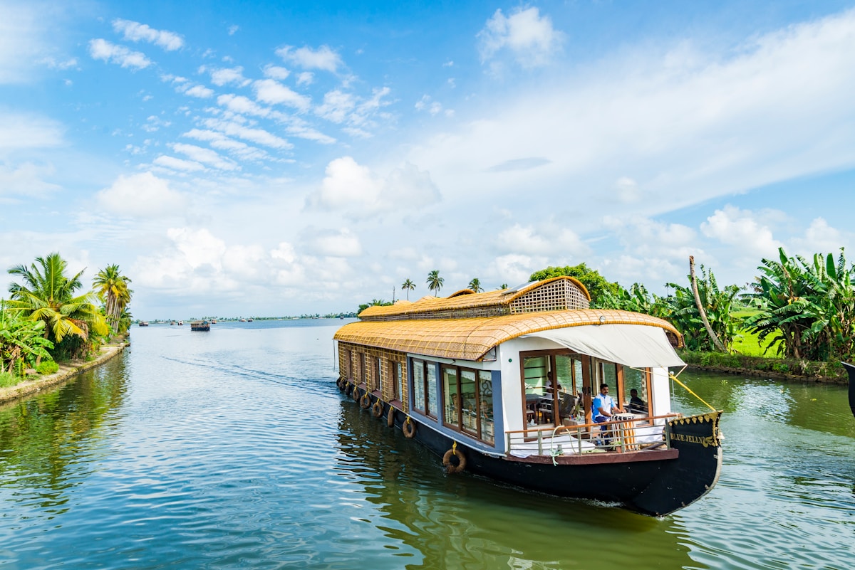 Business-to-Business Houseboat Tourism Solutions